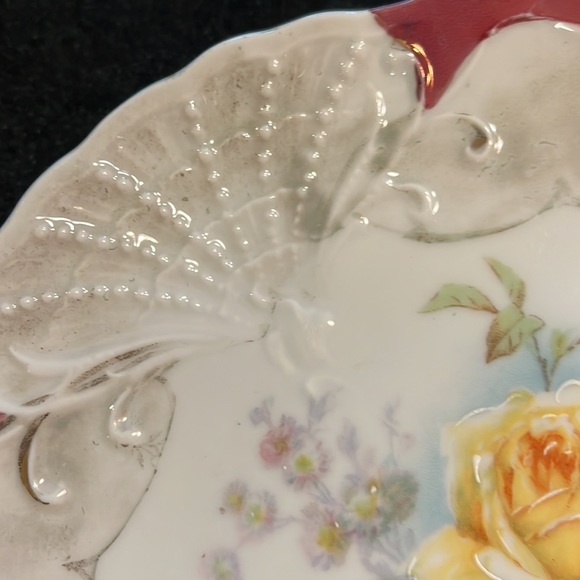Gorgeous Decorative Plate with Pearl Luster Overlay - Yellow and Lavende… - Picture 7 of 9